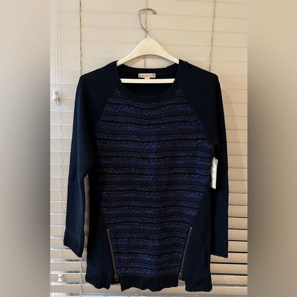 Beautiful Long Sweater With Zipper Accents - Picture 1 of 5